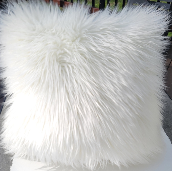 NWOT Cynthia Rowley Fluffy White Faux Fur Decorative Pillow, Size 20"x20" - Picture 3 of 7